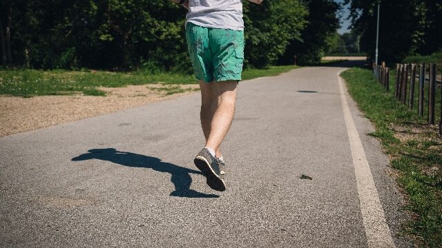 ジョギング、ランニングで膝が痛いあなたは「腸脛靭帯炎」かもしれません。