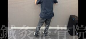 片足立ちの練習・悪い例その1（浮かせた足側の骨盤が下がっている）