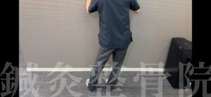 片足立ちの練習・悪い例その2（骨盤を横に突き出している）
