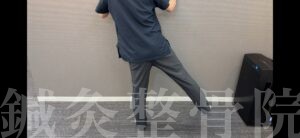 片足立ちの練習・良い例その2（骨盤が下がらないように保つ）