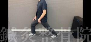 股関節の前を伸ばすストレッチ（足を前後に開き、後ろ脚の股関節前側を伸ばす）