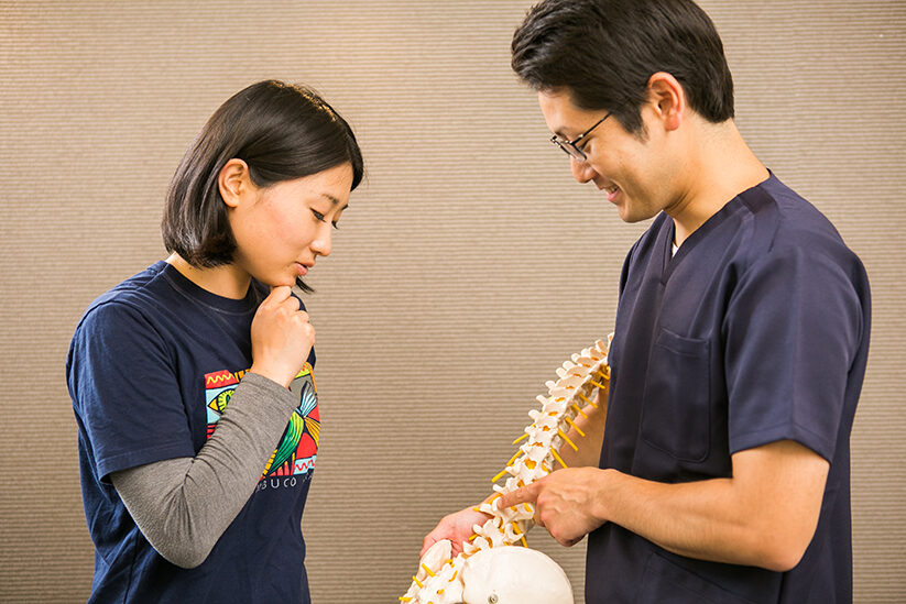 背骨の模型を使って説明しているところ
